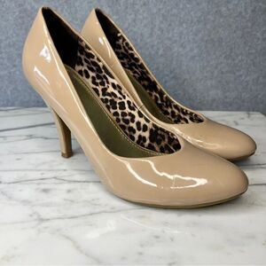 Fergalicious Women’s Sammi Pumps Nude Classic Faux Leather size 6.5
